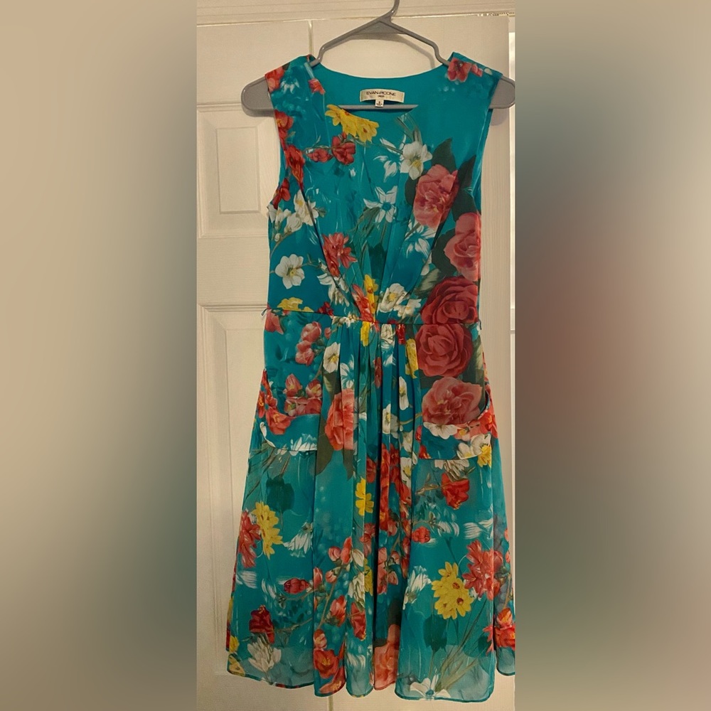 Evan Picone floral dress. Knee length. Fitted in chest and torso.
